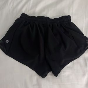 Lululemon black Hotty Hots 2.5 inch. Size 4.